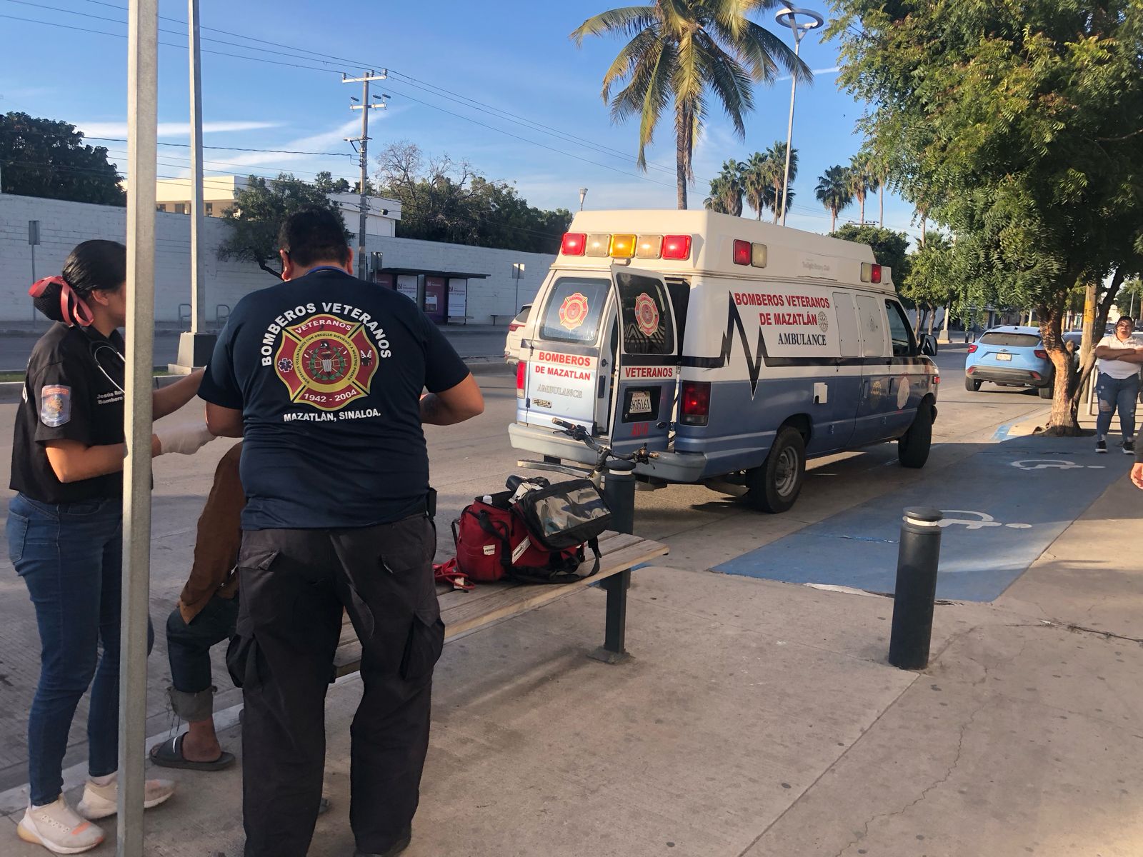 Bomberos Veteranos Mazatlán atendieron al adulto mayor.