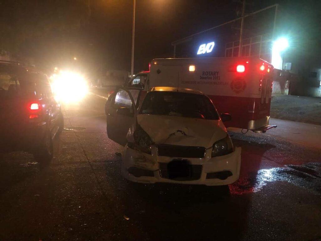 Auto blanco chocado detrás una ambulancia en Mazatlán