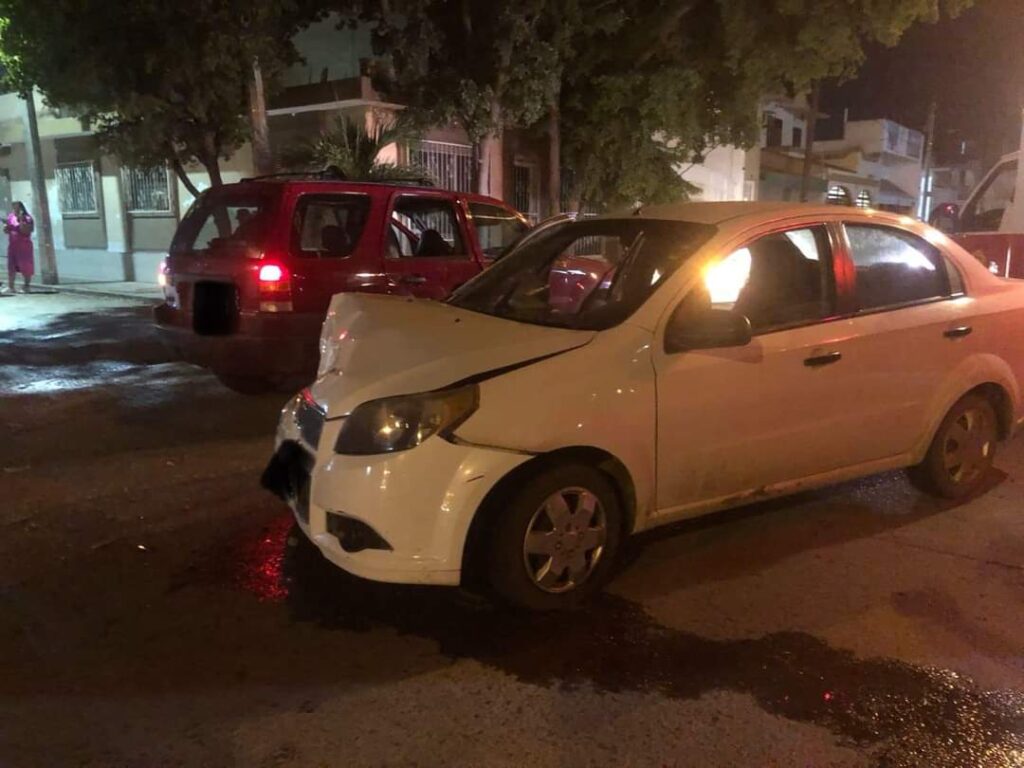 Auto blanco tras choque en Mazatlán