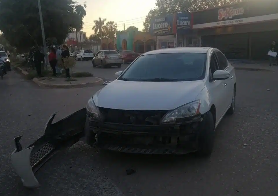 Auto chocado en Juan José Ríos