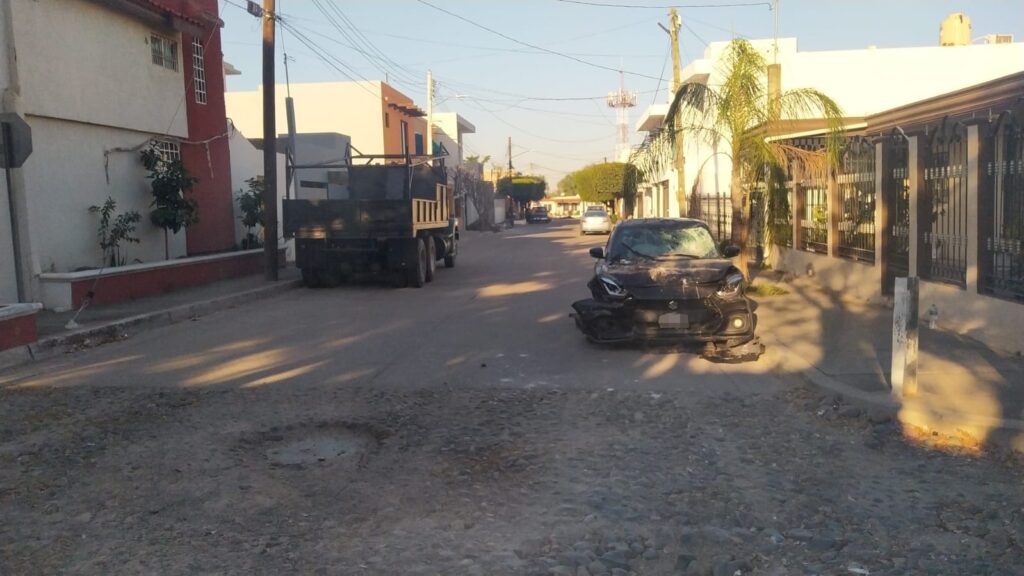 Auto chocado este domingo en Culiacán