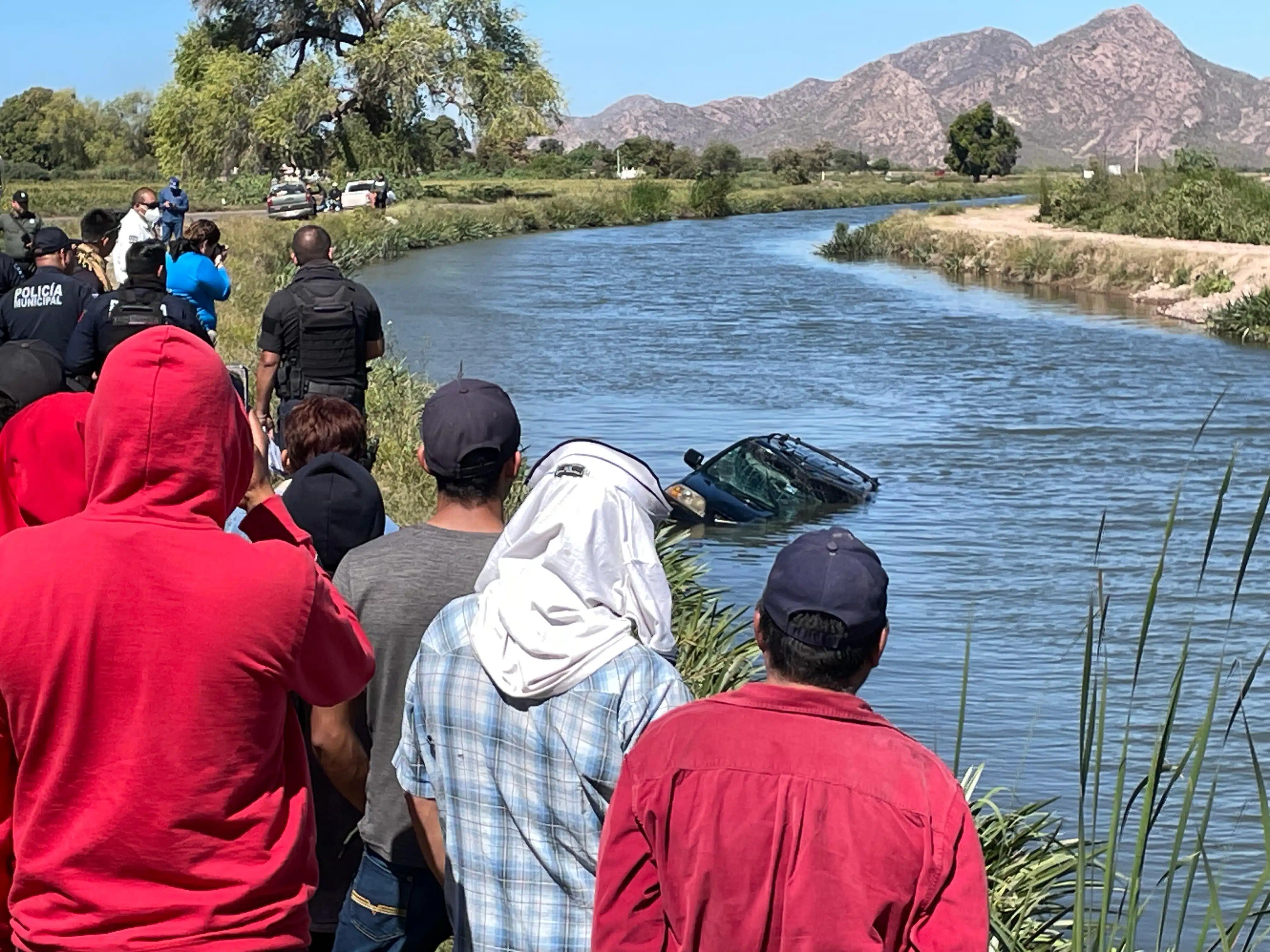 Automovil accidentado en canal de riego ubicado entre las comunidades de Huatabampito y El Tule.