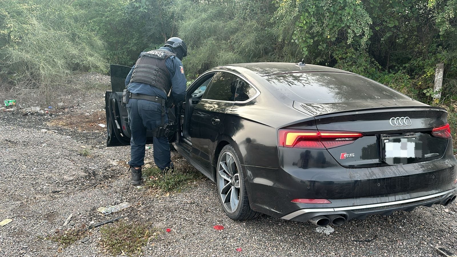 Automóvil asegurado por la Policía Estatal Preventiva (PEP)