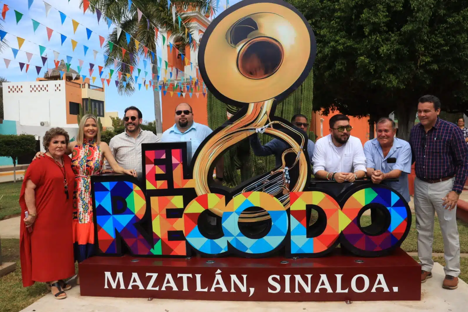 Autoridades posan en el parador fotográfico de El Recodo, Mazatlán