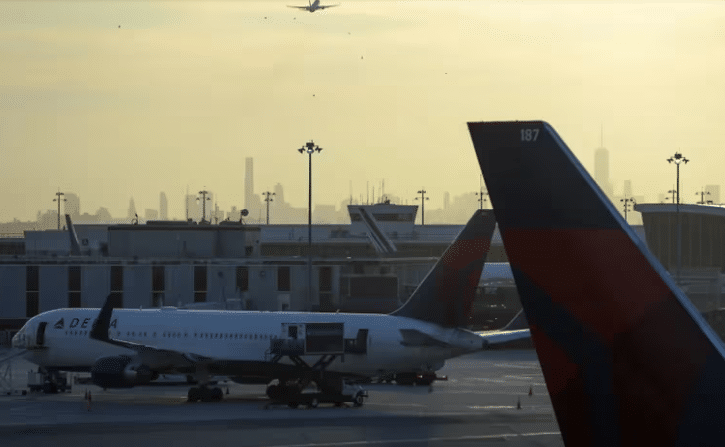 Se desprende puerta de un avión en pleno vuelo sobre Nueva York