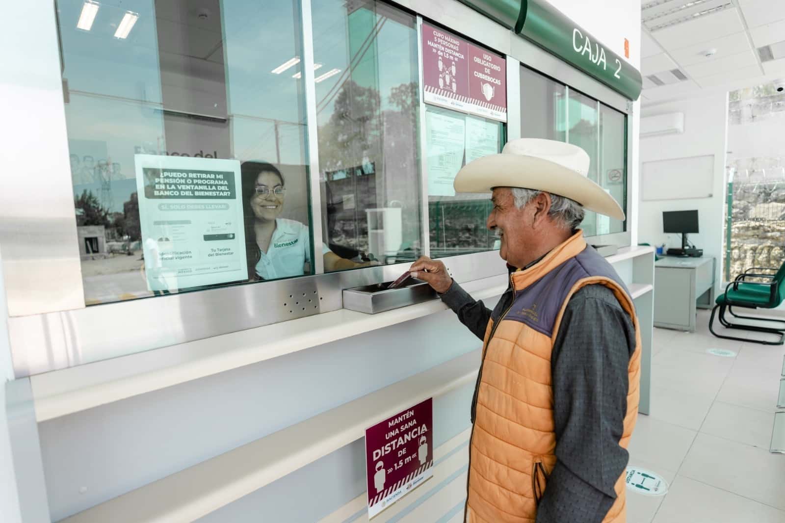 Hombre en caja de Banco del bienestar