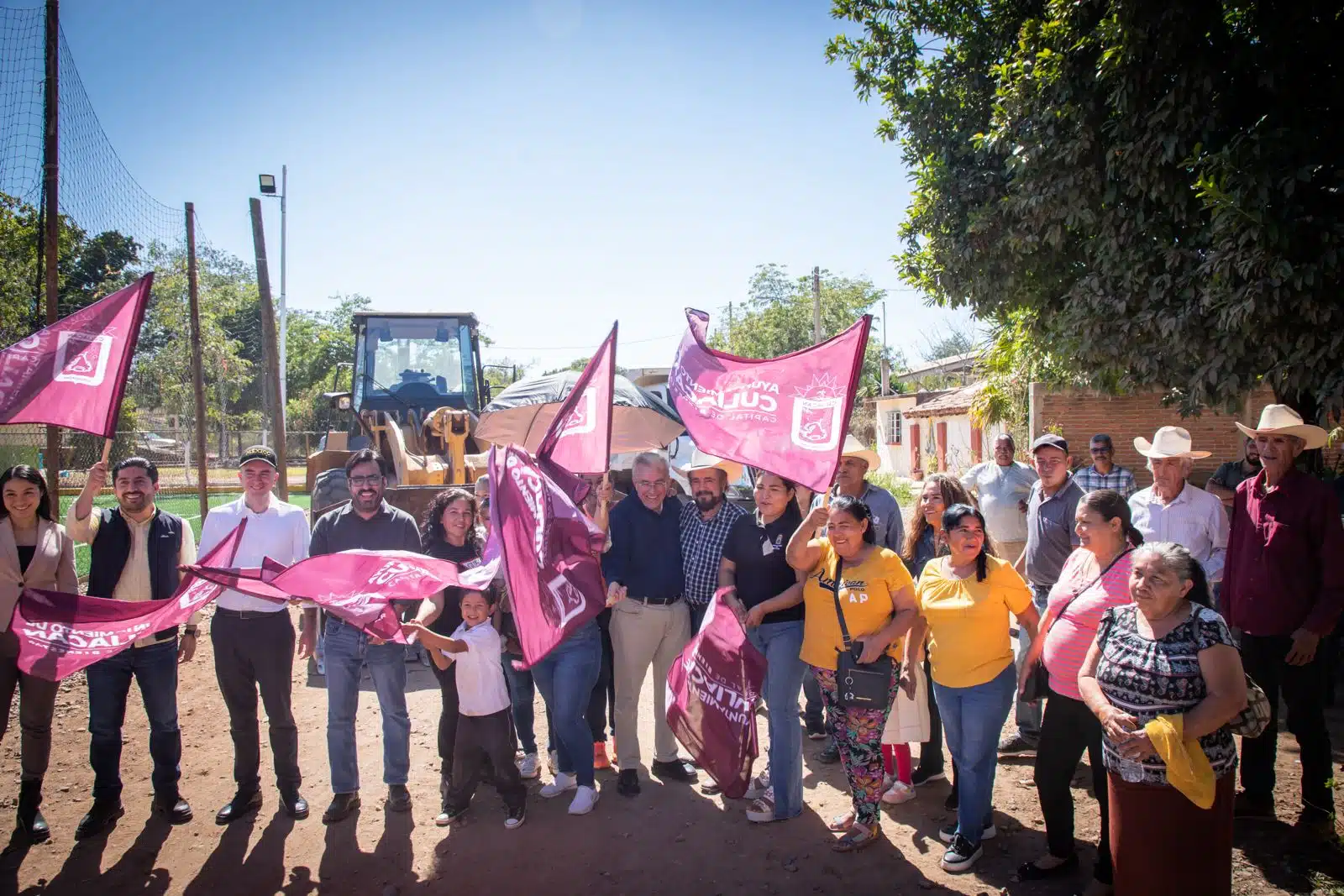 Alcalde de Culiacán da banderazo a los trabajos de pavimentación de calle en Tepuche, Culiacán