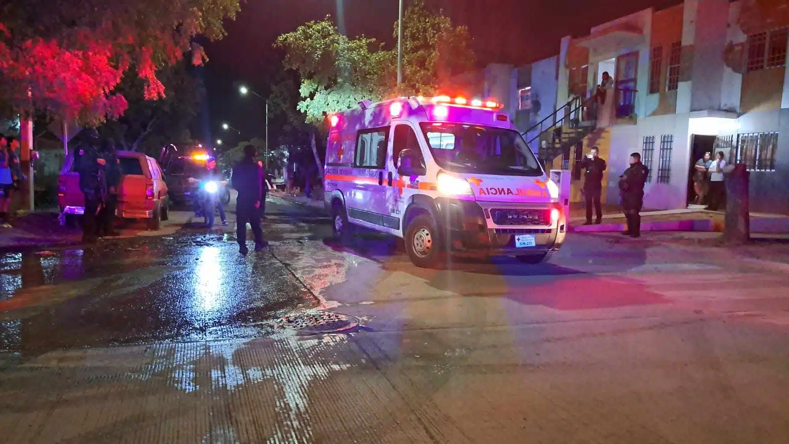Paramédicos de Cruz Roja Culiacán brindaron las atenciones médicas al lesionado.