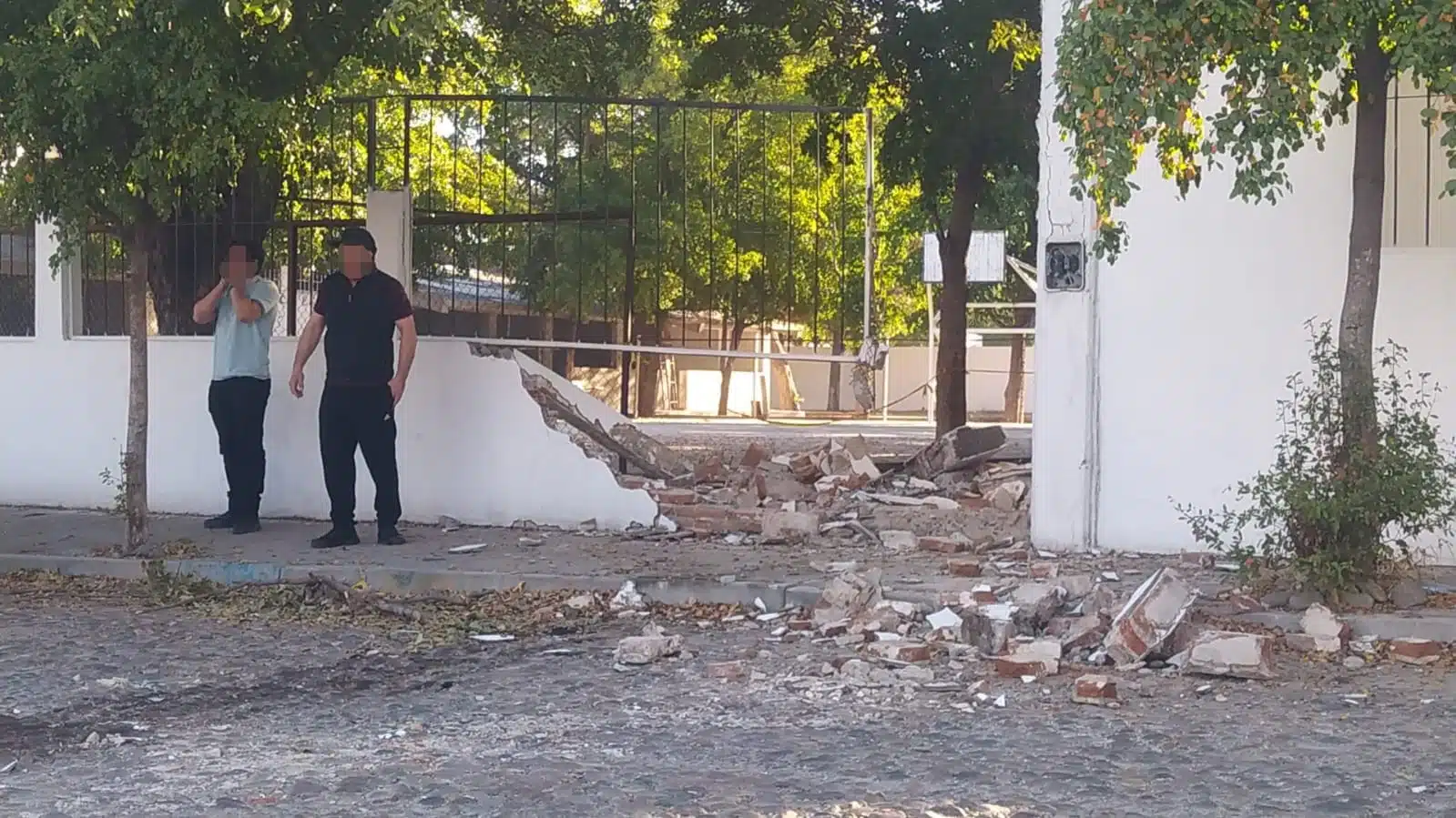 Barda de una escuela chocada por un auto