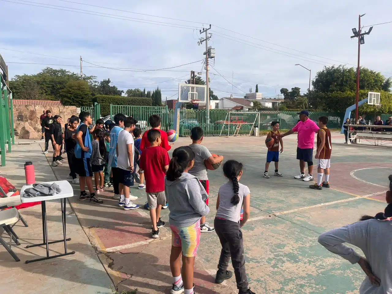 Niños y jóvenes jugando basquetbol en Guasave