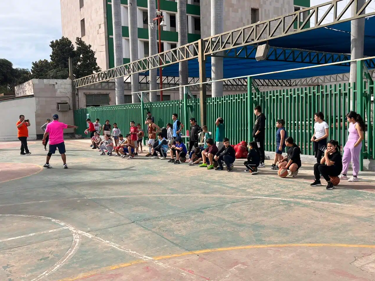 Niños y jóvenes jugando basquetbol en Guasave