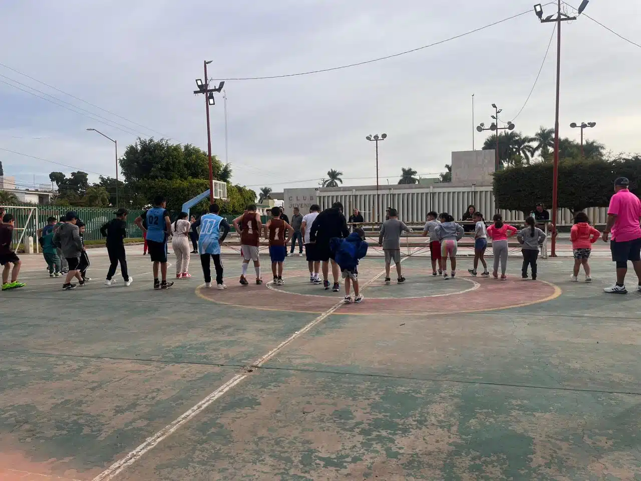 Niños y jóvenes jugando basquetbol en Guasave
