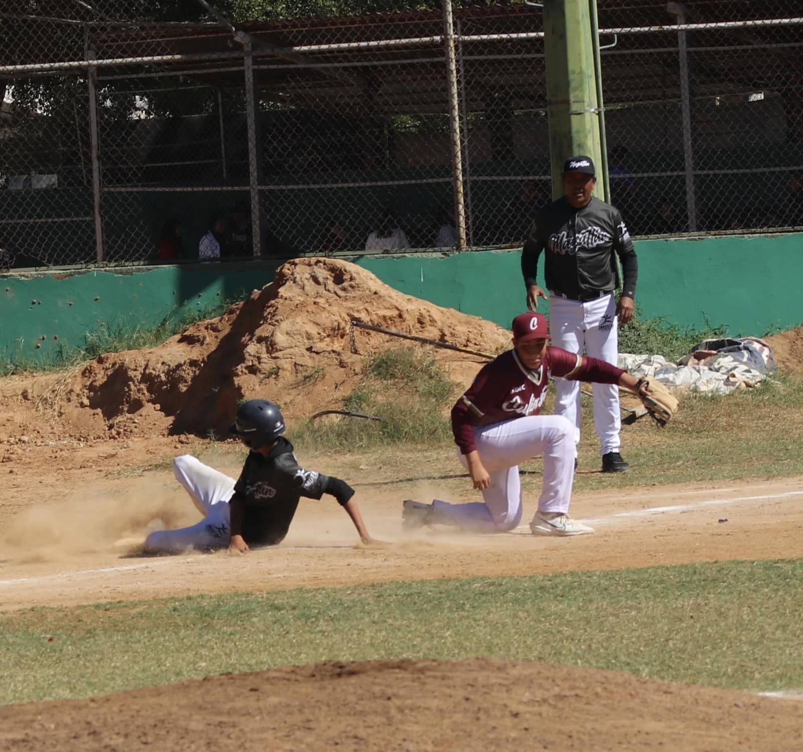 2 jugadores de beisbol uno de Mazatlán y otro de Culiacán