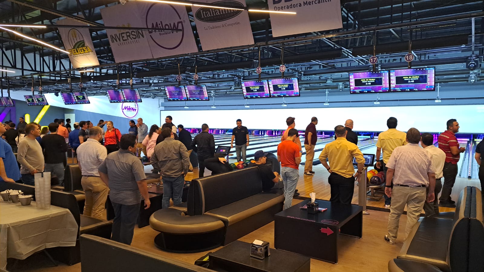 Personas en el torneo de boliche que organiza Proeduca Sinaloa IAP en Culiacán