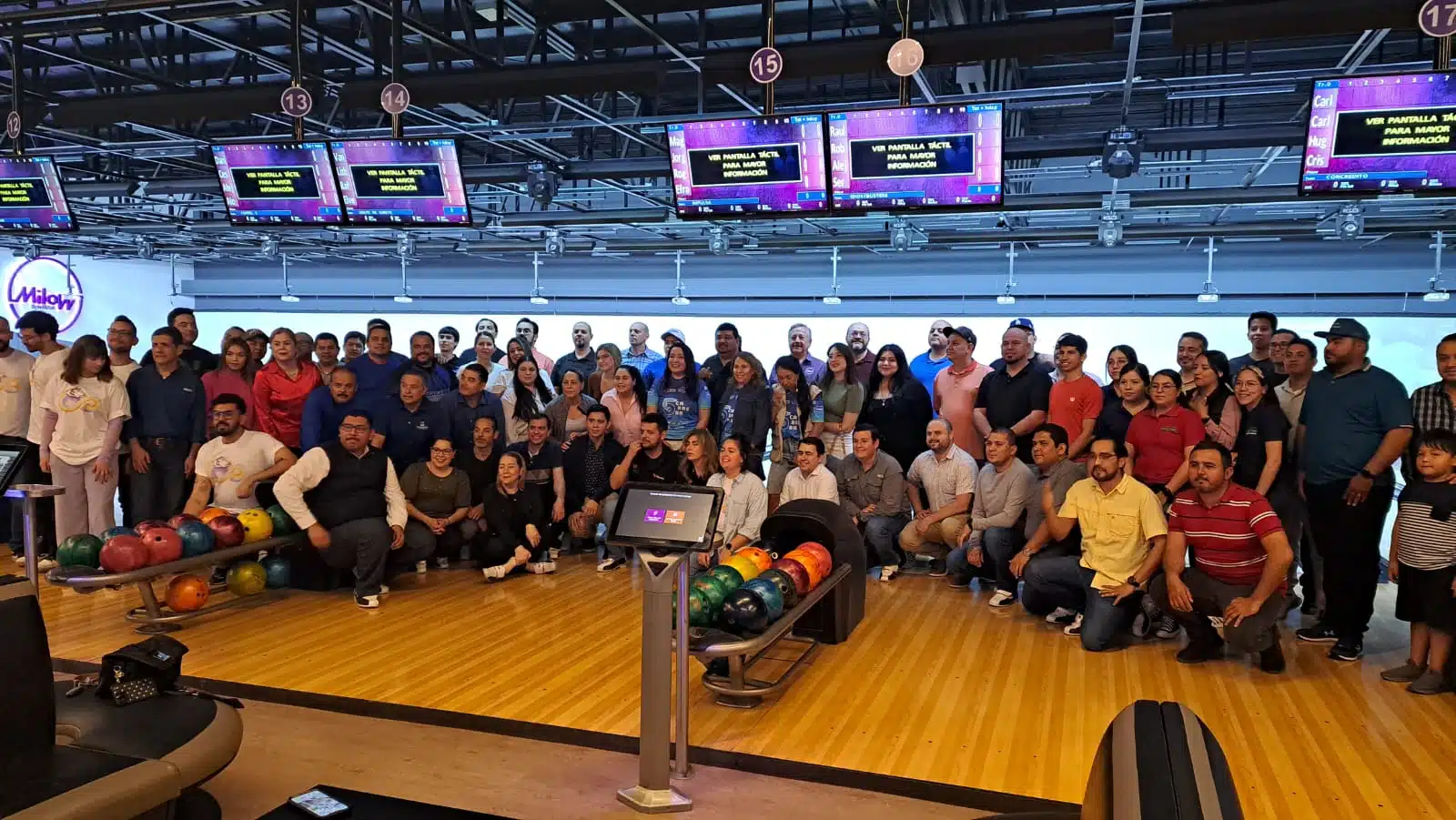 Personas en el torneo de boliche que organiza Proeduca Sinaloa IAP en Culiacán