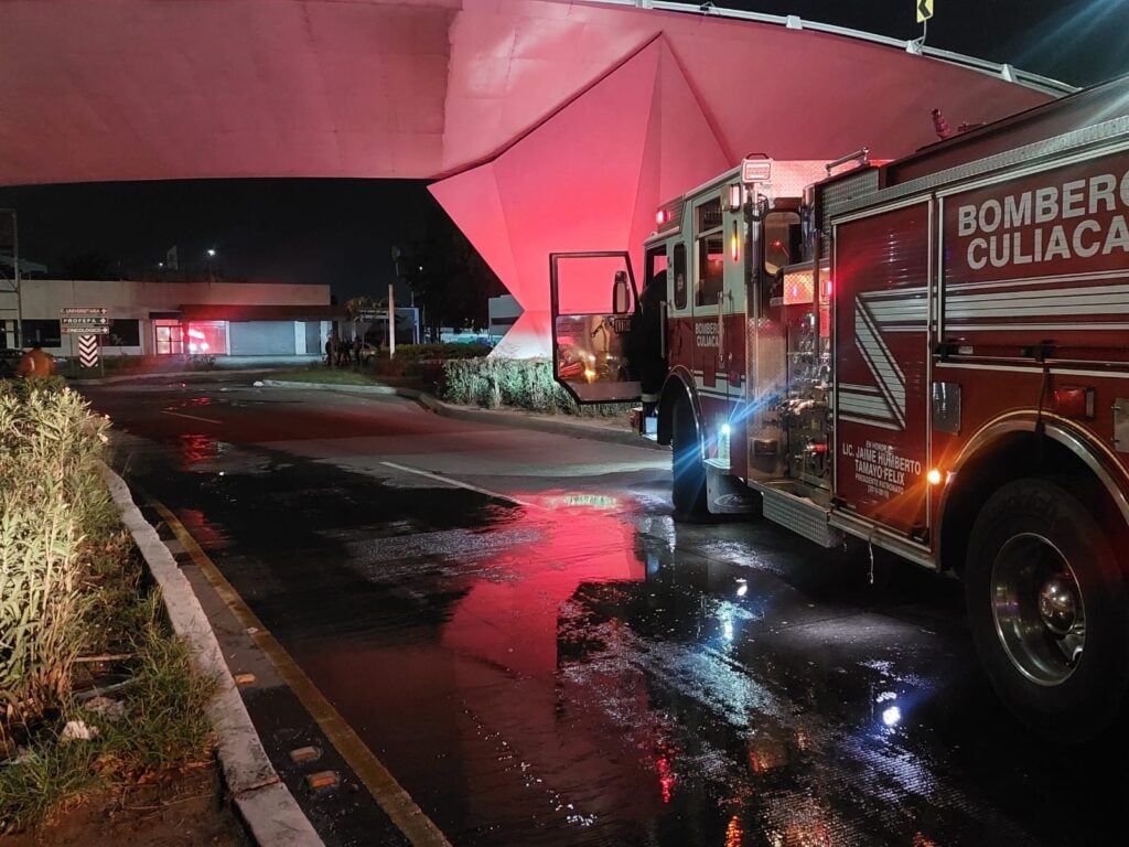 Camión de Bomberos en el lugar donde un carro se incendió en Culiacán