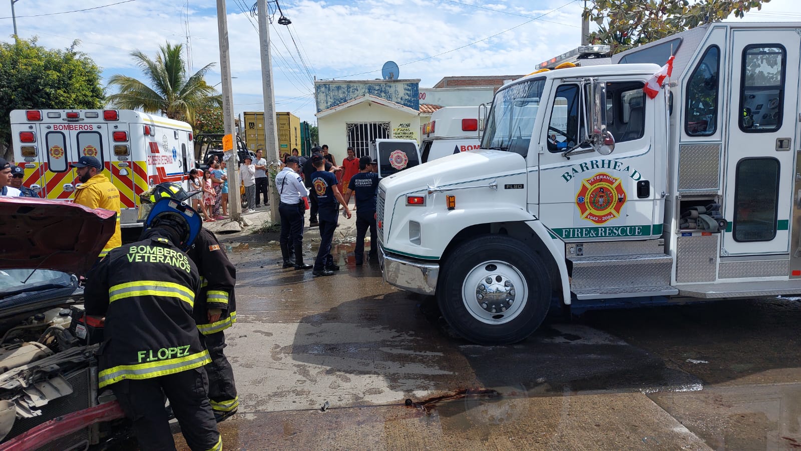 Bomberos Mazatlán en el lugar del accidente