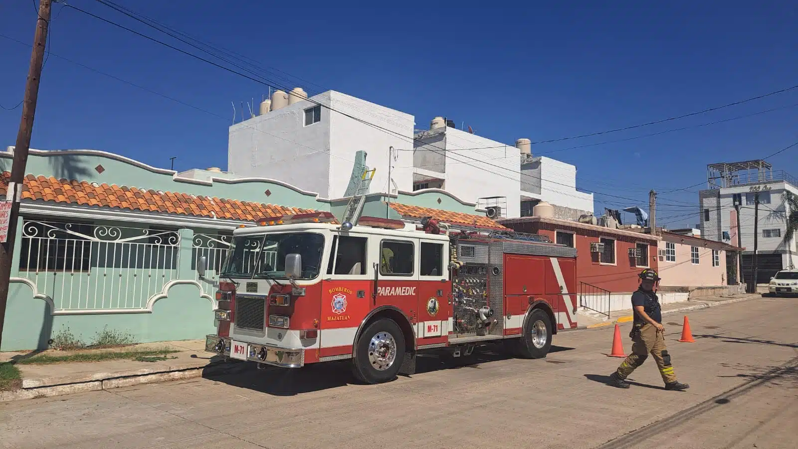 Camión de Bomberos de Mazatlán llega por emergencia de fuga de gas