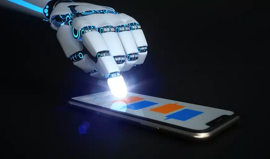 Mano robótica tocando la pantalla de un celular