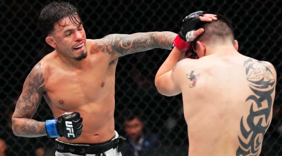 Brandon Royval y Brandon Moreno pelando en la UFC México