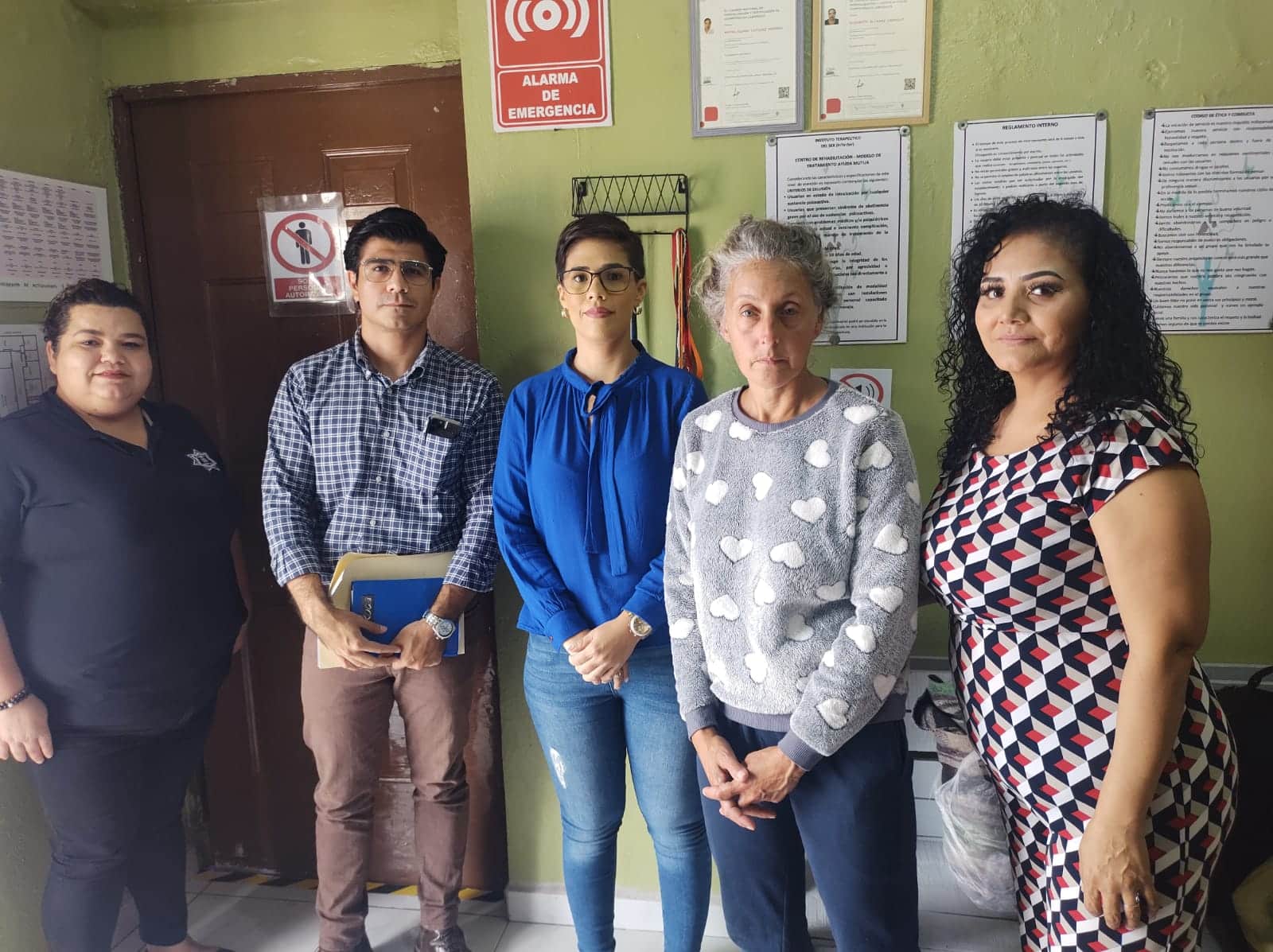 4 personas junto a una mujer extraviada en Mazatlán