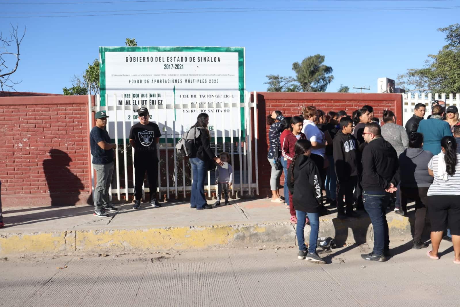 Padres de familia de primaria de Mazatlán protestan por cierre de turno vespertino