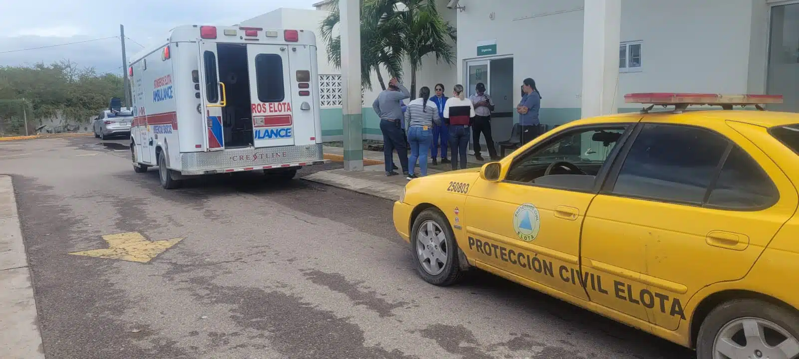 Paramédicos de Bomberos Voluntarios y elementos de Protección Civil de Elota acudieron al lugar del accidente.