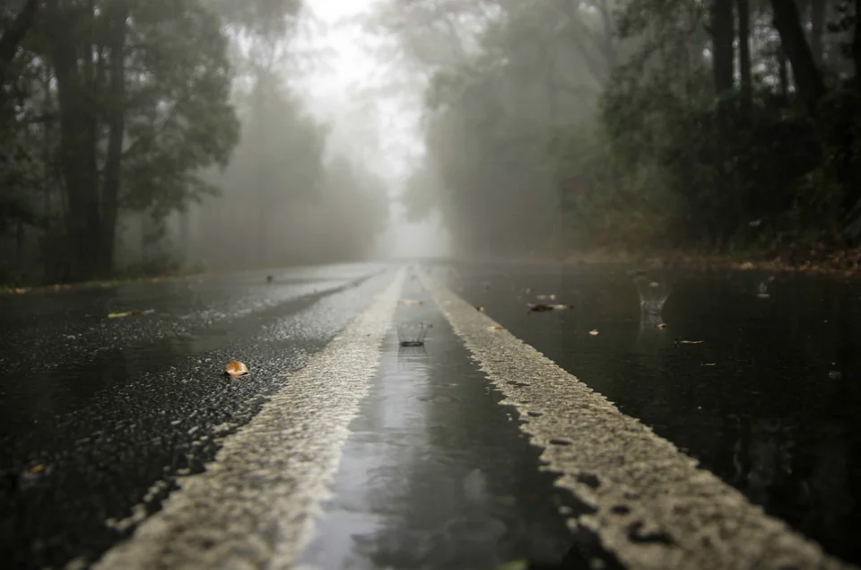 Calle mojada en un día lluvioso y gris