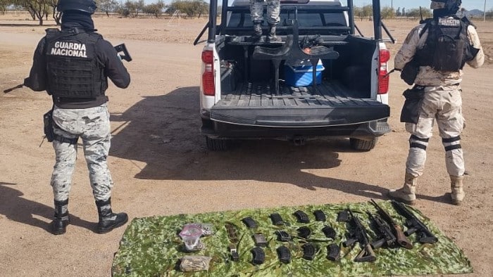 Camioneta y armas aseguradas a narcotraficantes