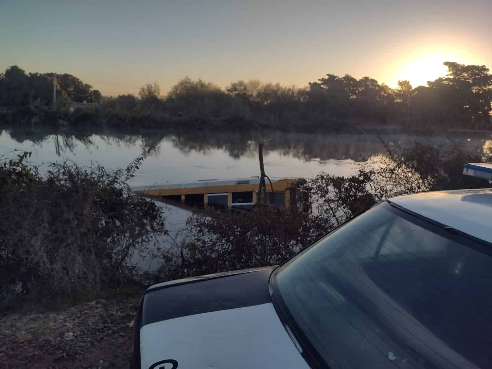 Camión de jornaleros que cayó al canal Alto en Juan José Ríos, Guasave, hundiéndose