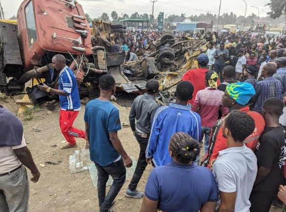 Camión de carga se estrella contra tres vehículos; hay 23 muertos en Tanzania