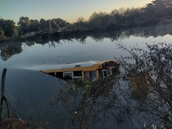 Camión de jornaleros en canal alto