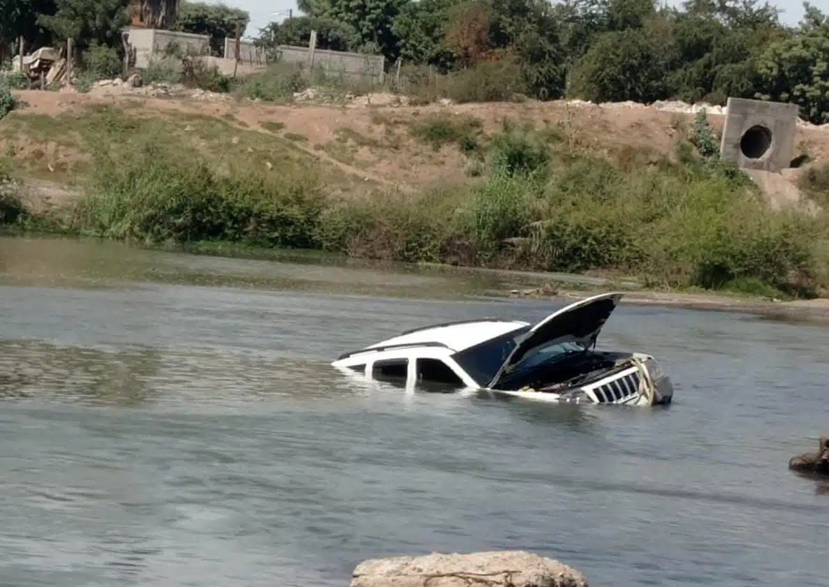 Camioneta en la que viajaba Fabiola cuando cayó al río en Sinaloa