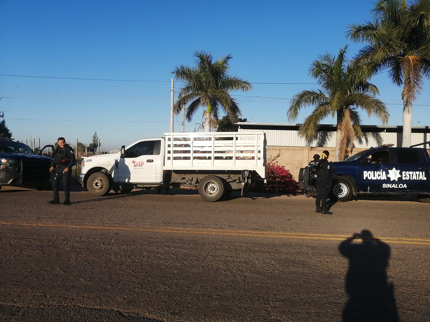 Camioneta robada con el logotipo del DIF y patrulla de la Policía Estatal en Culiacán