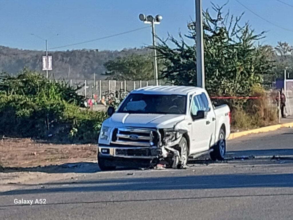 Camioneta Ford Lobo blanca chocada