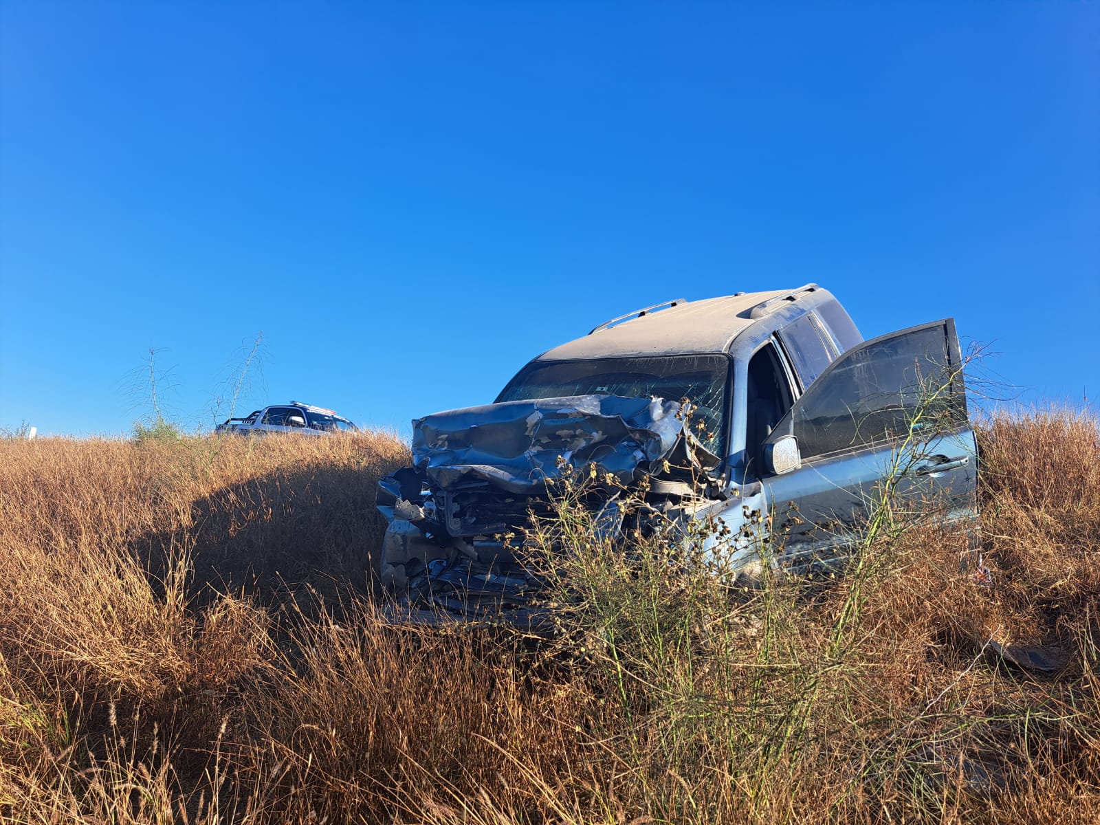 Camioneta Honda Pilot tras caer a la cuneta de la carretera Internacional México 15 en Guasave