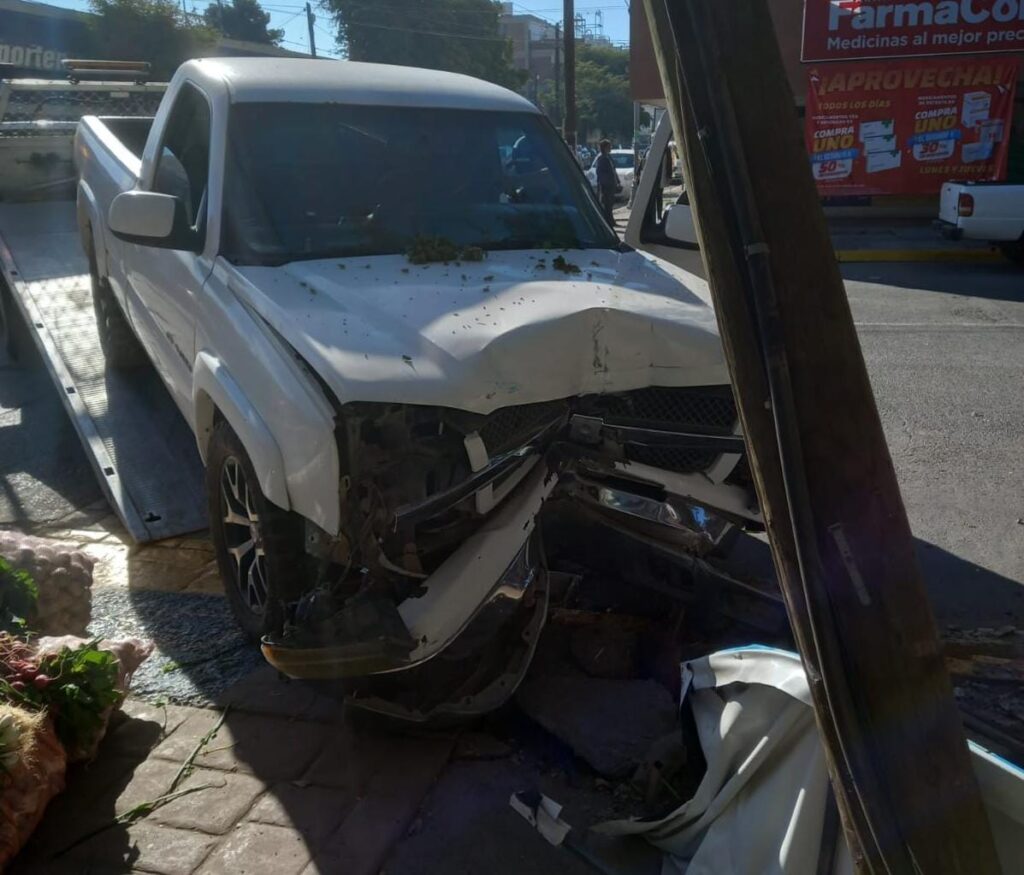 Poste de telefonía en el centro de Guasave después de aparatoso accidente