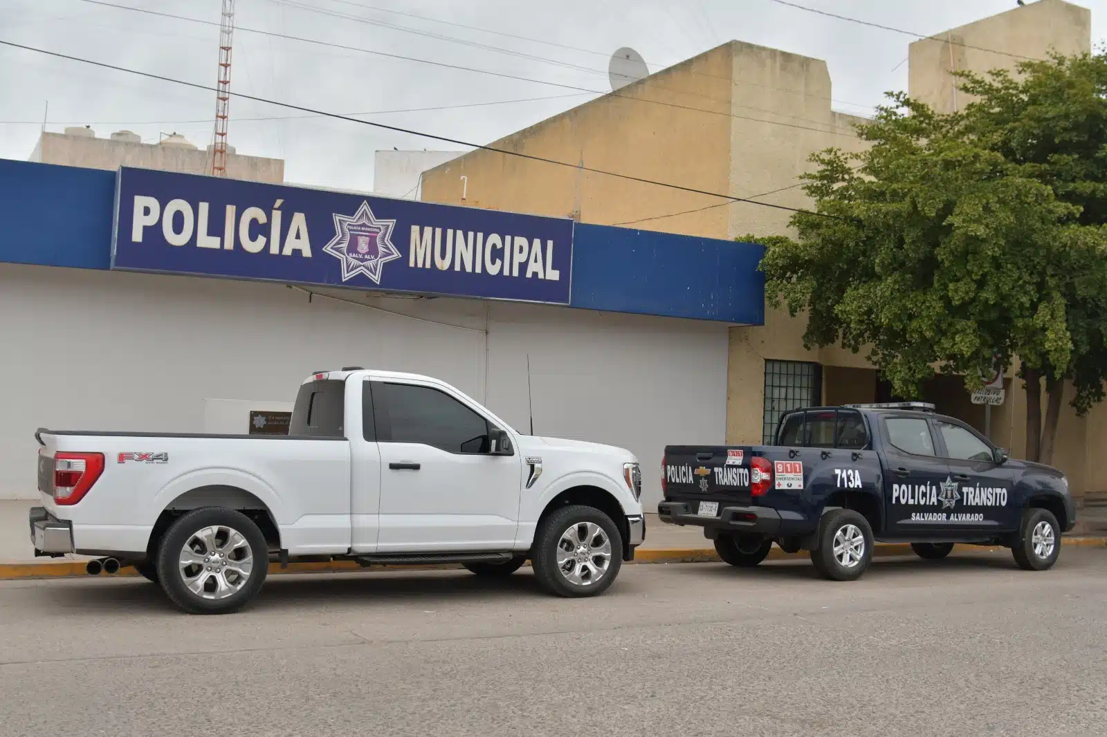 Una camioneta blanca y una patrulla de la Policía Municipal de Salvador Alvarado.