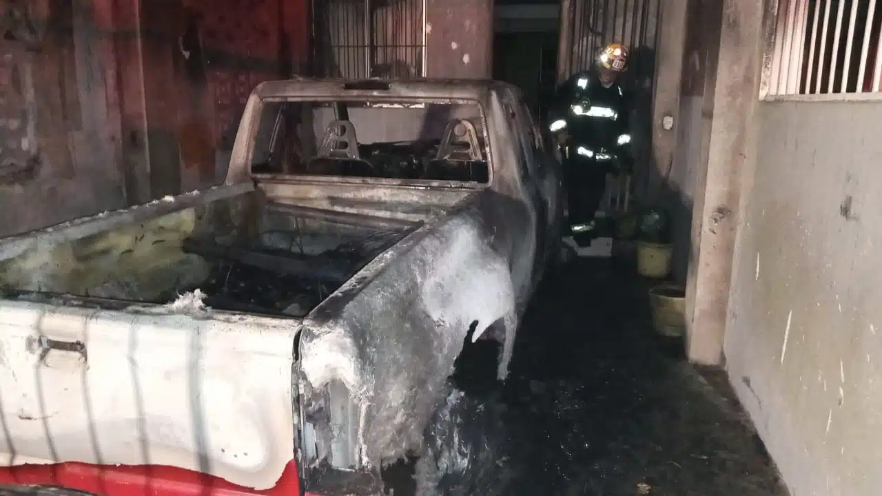 Camioneta calcinada tras incendio en Mazatlán