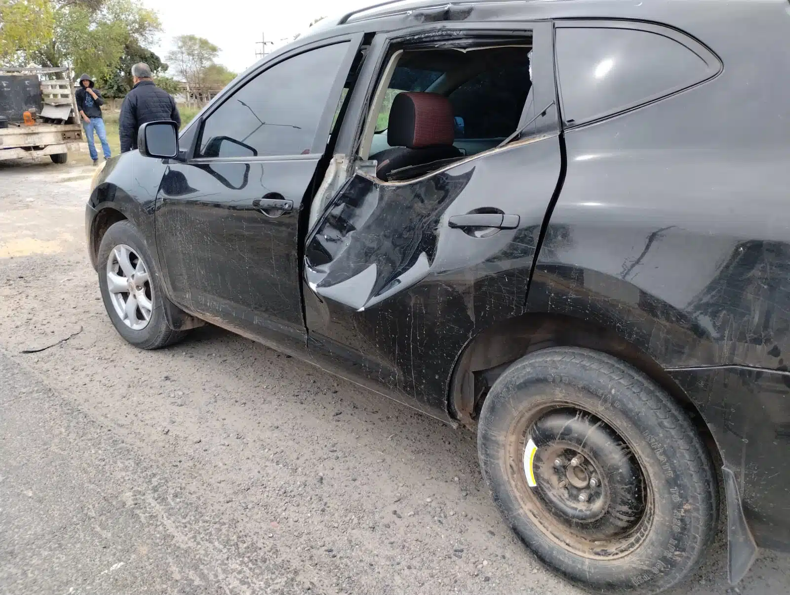 Camioneta negra golpeada