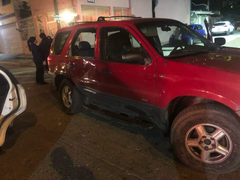 Camioneta roja chocada en Mazatlán