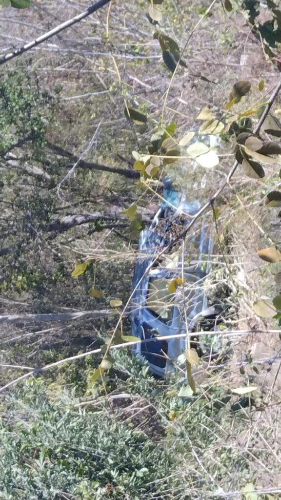 Camioneta tras caer a un barranco en San Ignacio