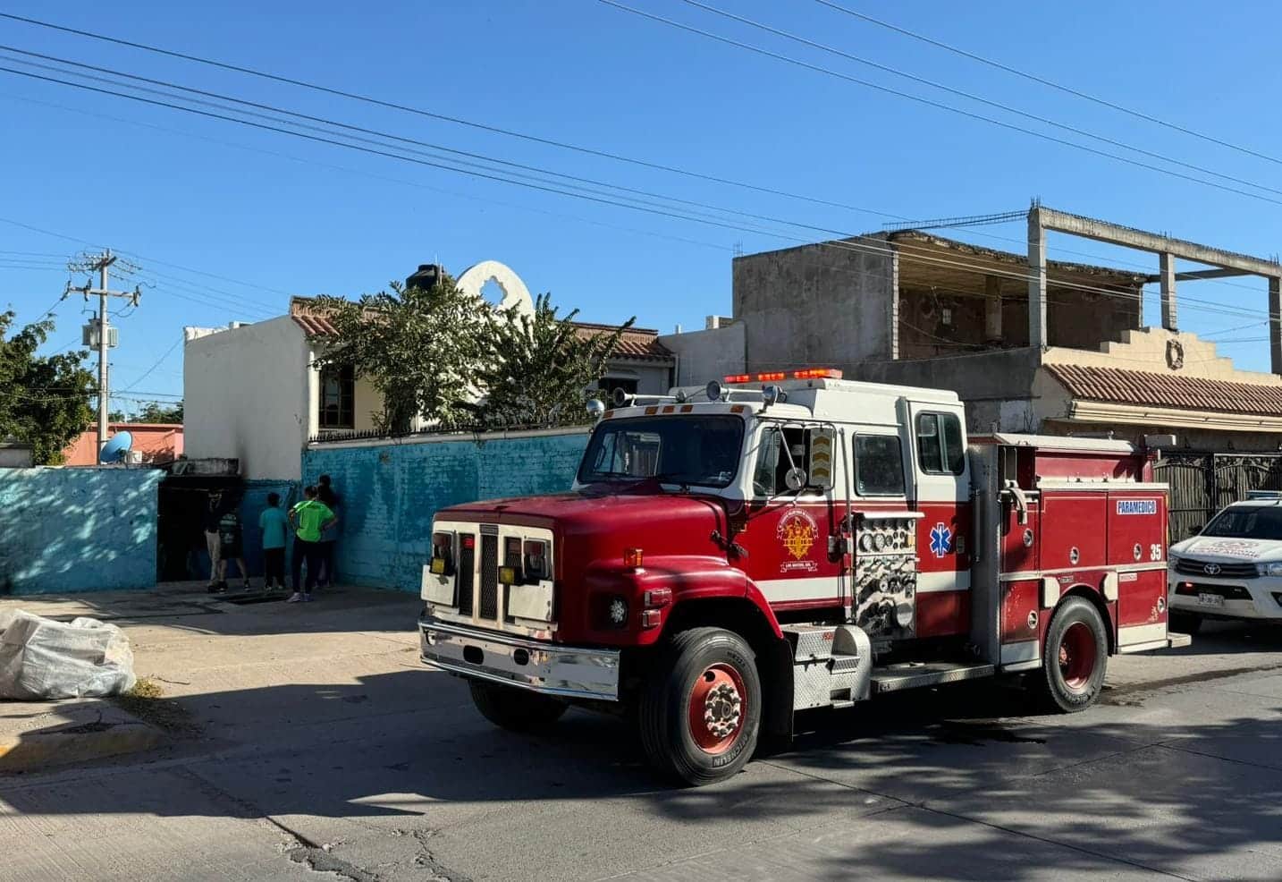 Camión de Bomberos en una colonia de Los Mochis