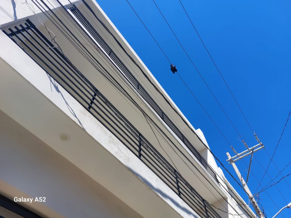 Camiseta negra colgada en un cable de alta tensión afuera de la casa de una mujer que resultó electrocutada en Mazatlán