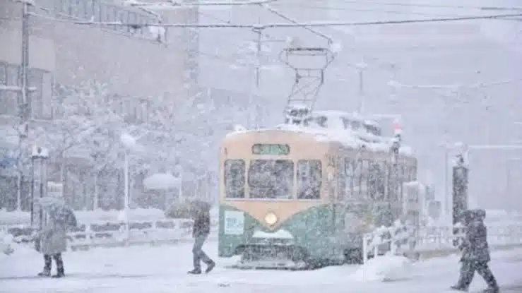 Cancelan más de 100 vuelos y trenes por fuertes nevadas en Tokio