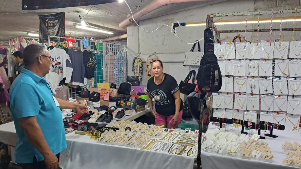 Joyería, zapatos, gorras y ropa de venta en el Carnaval de Remates Canaco Guasave