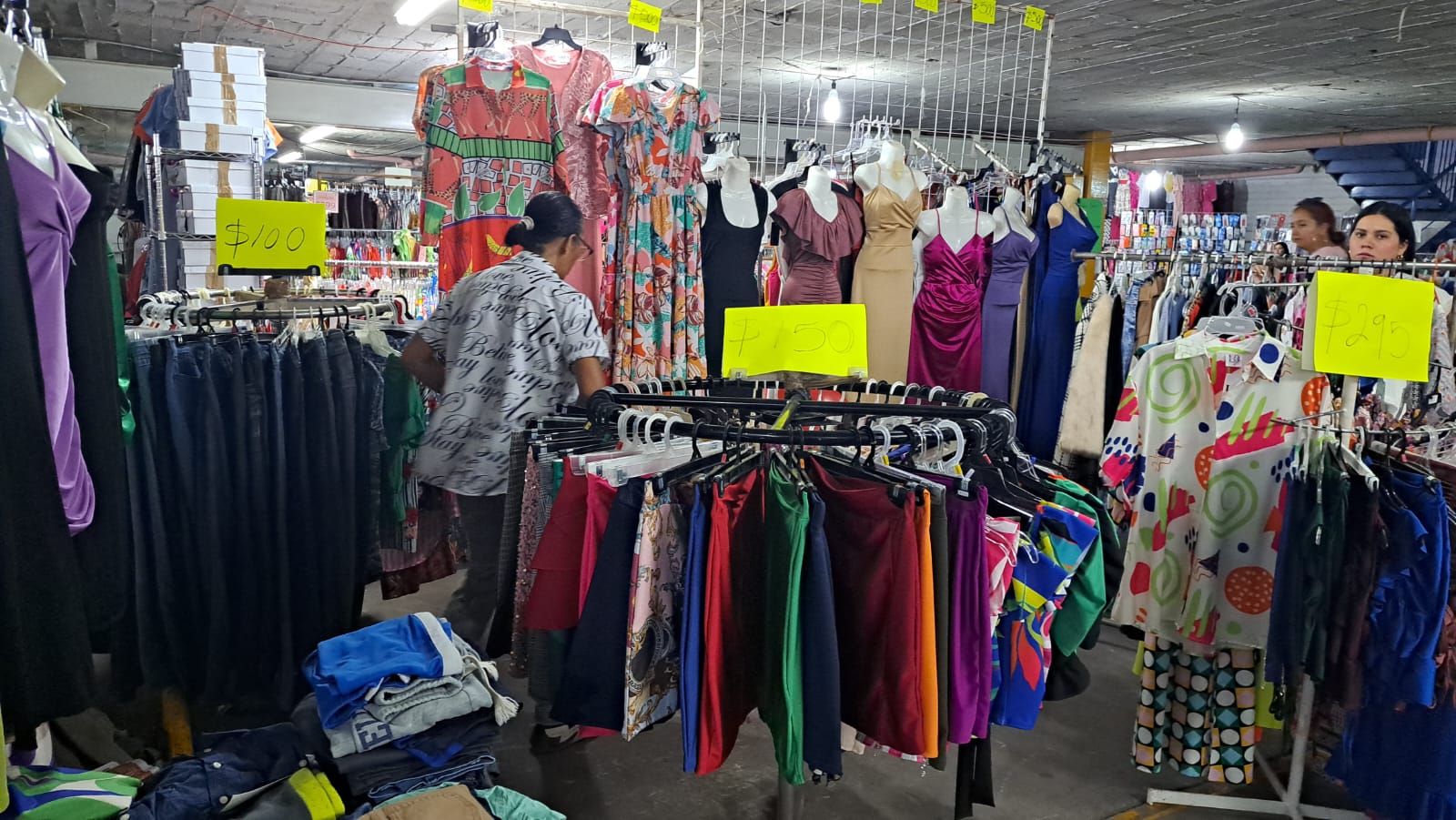 Ropa de venta en el Carnaval de Remates Canaco Guasave