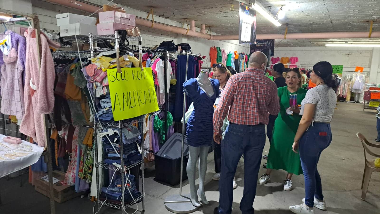 Ropa de venta en el Carnaval de Remates Canaco Guasave