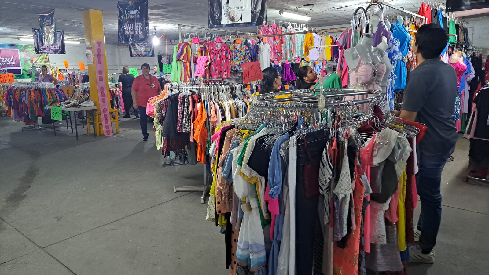 Ropa de venta en el Carnaval de Remates Canaco Guasave