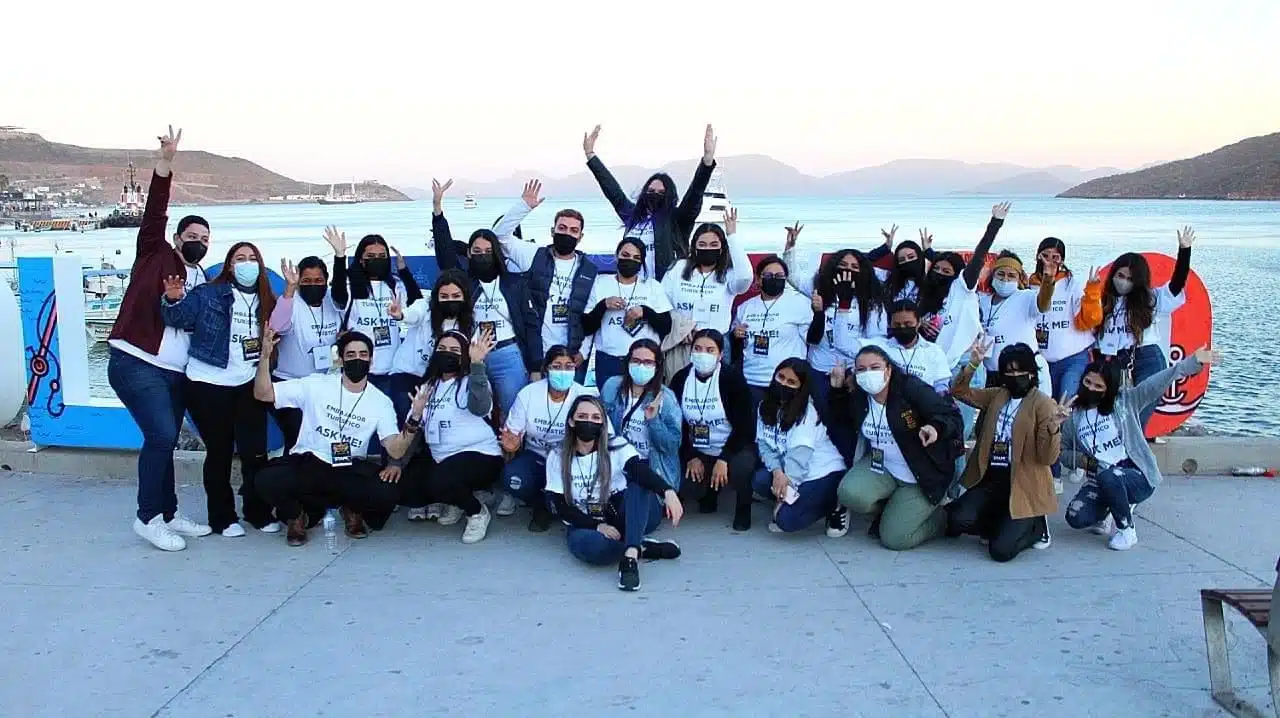 Jóvenes en el programa Embajadores Turísticos en Topolobampo